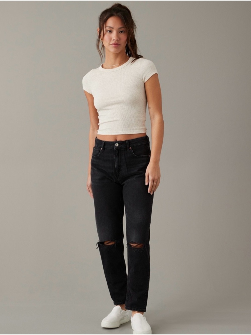 Women’s American Eagle Mom Jeans Distressed Black Denim Jeans Size 2